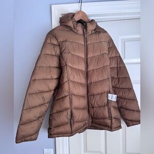 New With tags packable hooded puffer jacket in chestnut